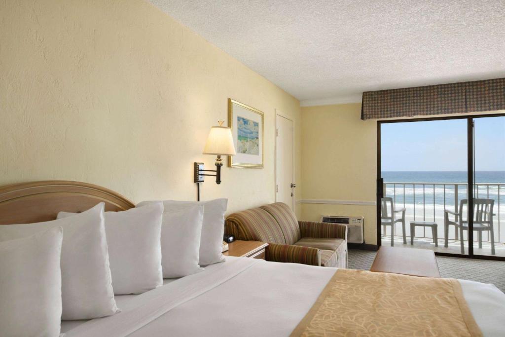 Days Inn by Wyndham Daytona Oceanfront photo