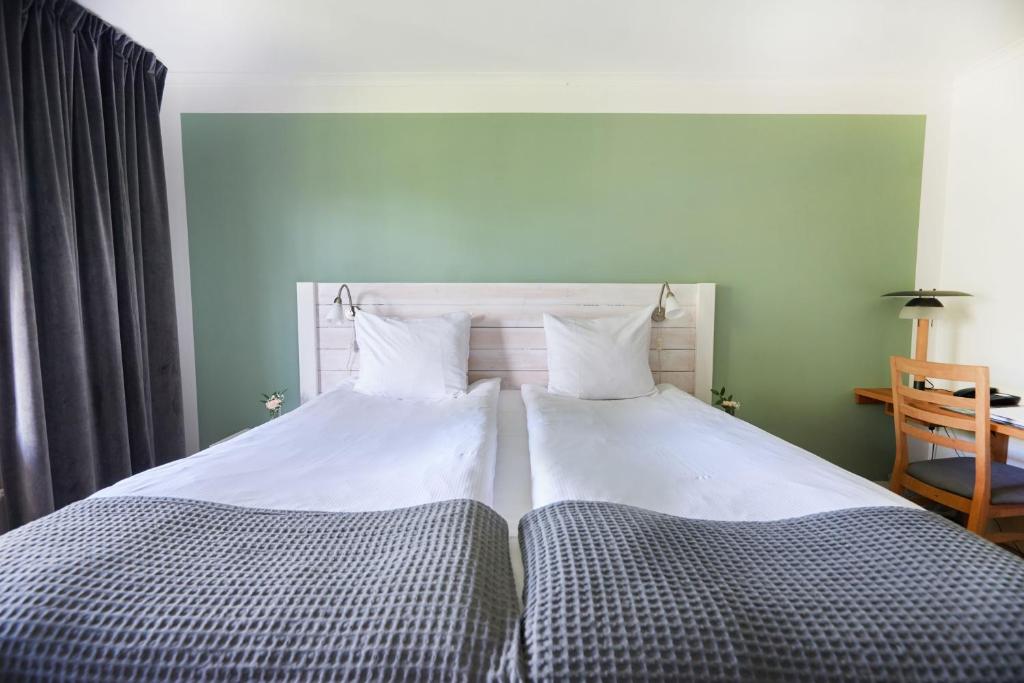 Postel nebo postele na pokoji v ubytování Mullsjö Hotell & Konferens