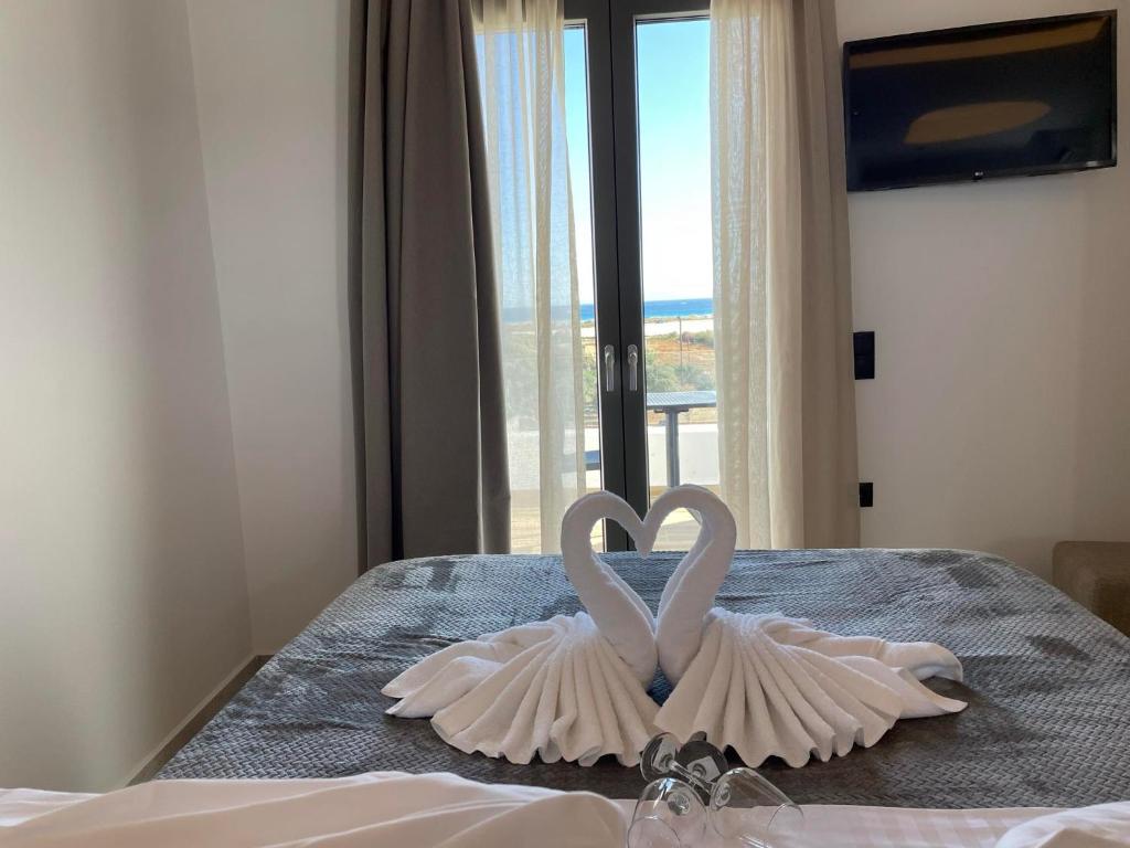 Postel nebo postele na pokoji v ubytování Latramys Suites