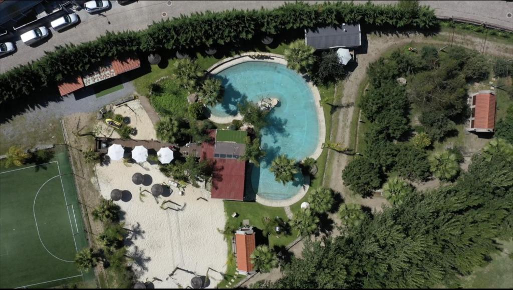 Una vista aérea de un complejo turístico con piscina. en Duas Quintas Areal, en Guimarães