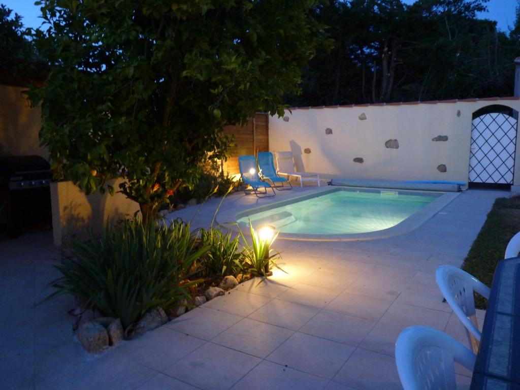 Photo de la galerie de l'établissement maison tout confort avec piscine avec billard, à Sorède