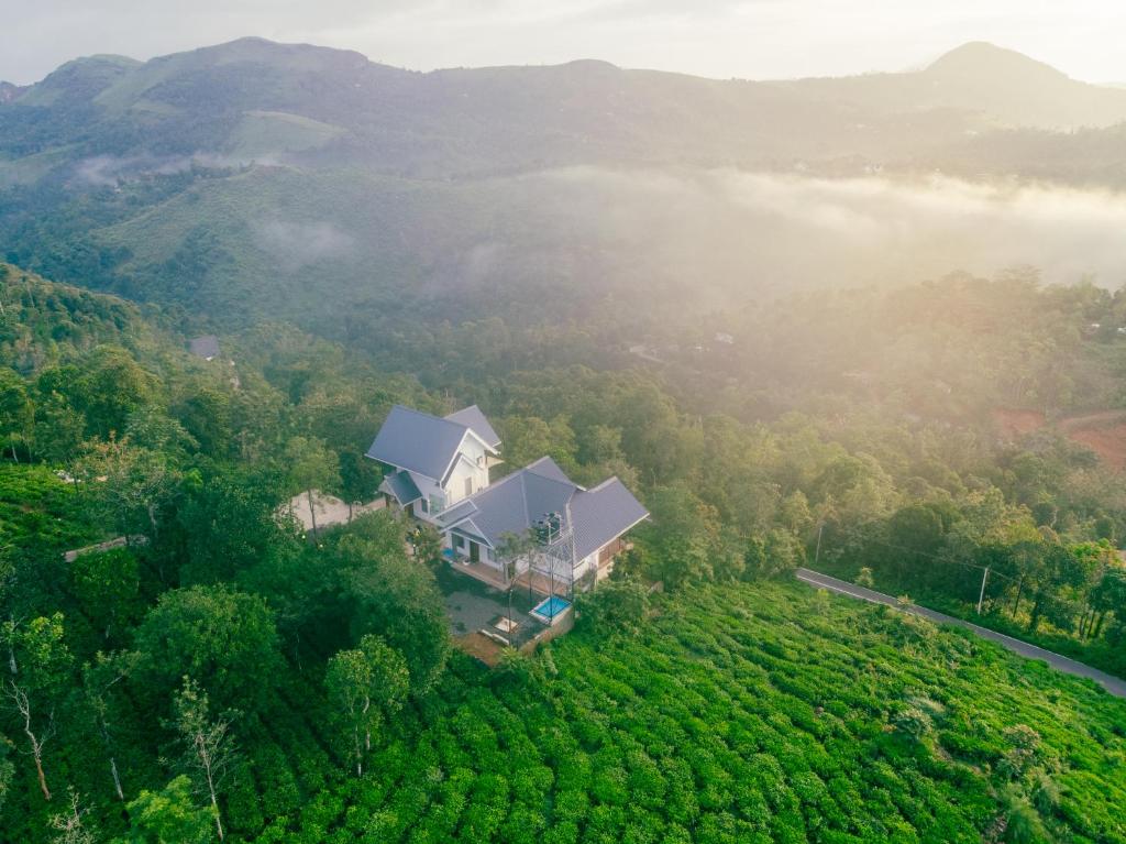 eine Luftaufnahme eines Hauses mitten in einem Wald in der Unterkunft Udaya Hills Cottages in Vagamon