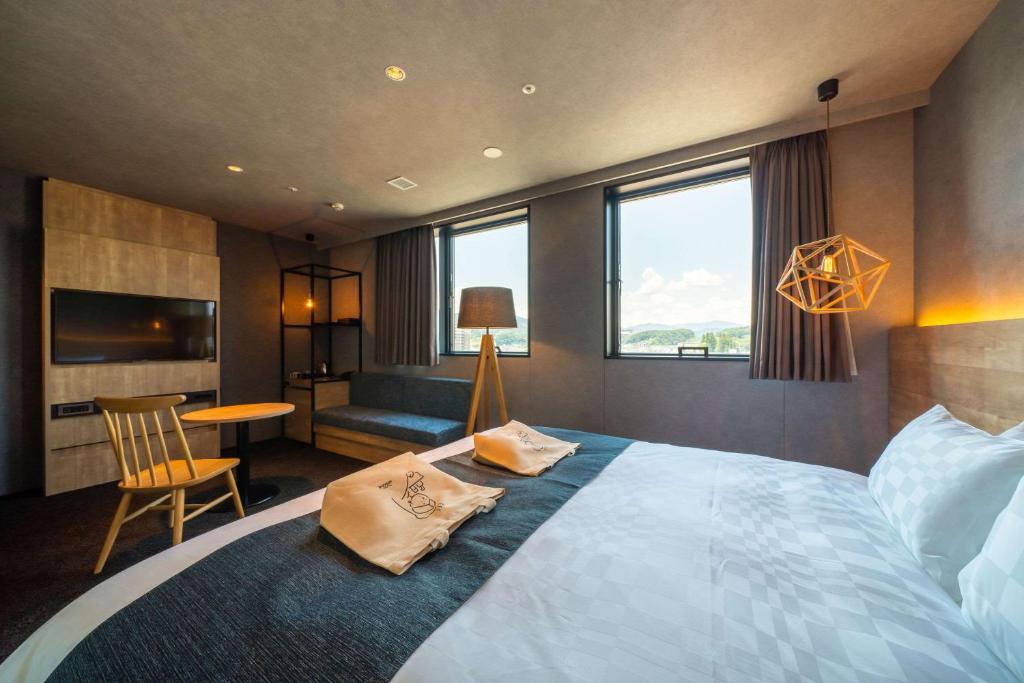 Postel nebo postele na pokoji v ubytování hotel around TAKAYAMA, Ascend Hotel Collection
