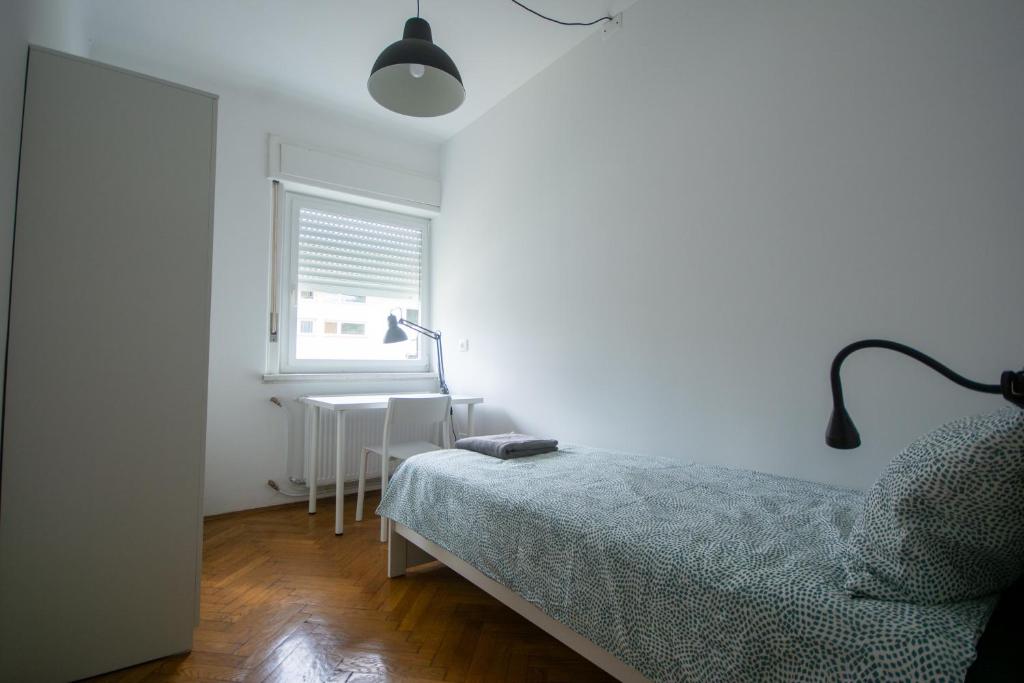 Postel nebo postele na pokoji v ubytování Tesla house