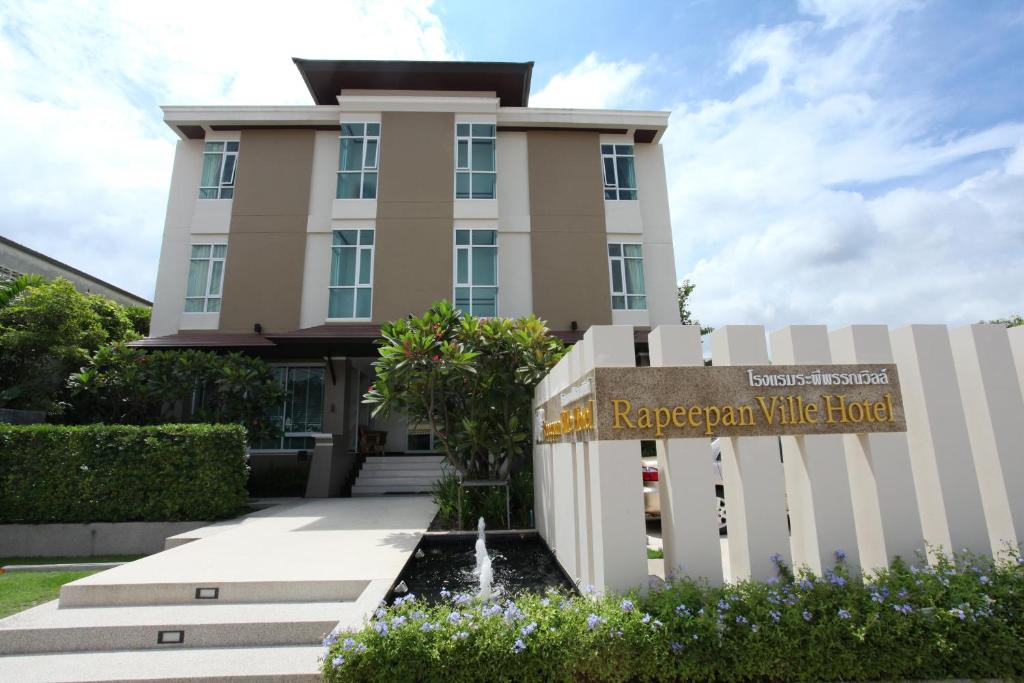 un bâtiment avec un panneau devant lui dans l'établissement Rapeepan Ville Hotel, à Ubon Ratchathani