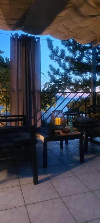 Balkón nebo terasa v ubytování Feral