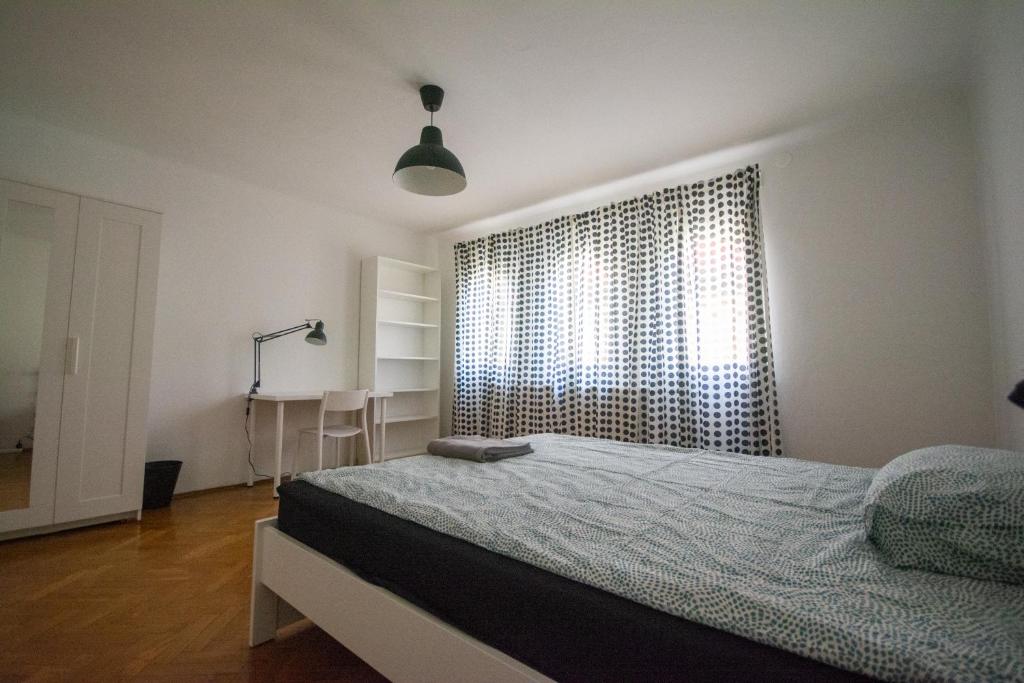 Postel nebo postele na pokoji v ubytování Tesla house