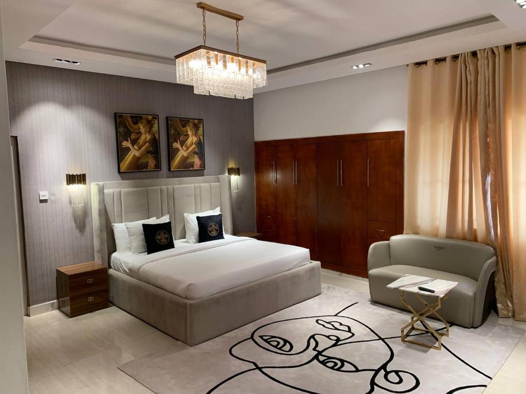 Ένα ή περισσότερα κρεβάτια σε δωμάτιο στο Macdonald Residence by Sujimoto