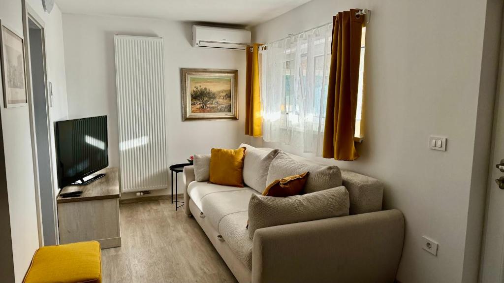 a living room with a couch and a television at Apartment Malija Cikloped in Izola