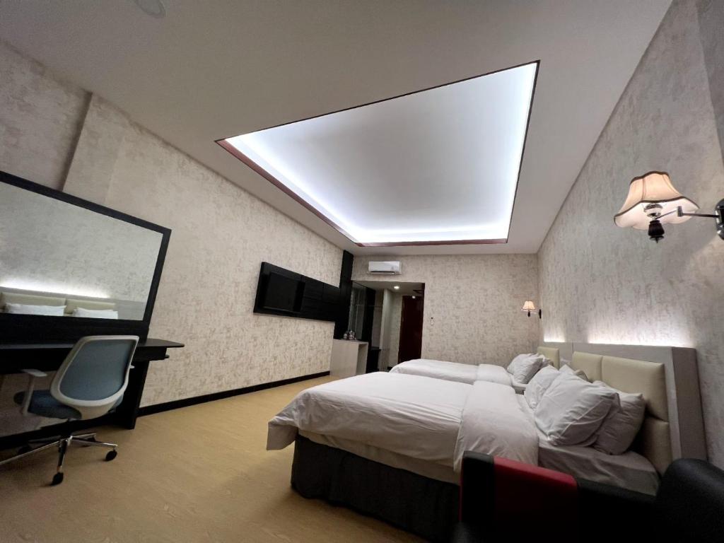 Postel nebo postele na pokoji v ubytování Grand Cahaya Hotel Pangandaran