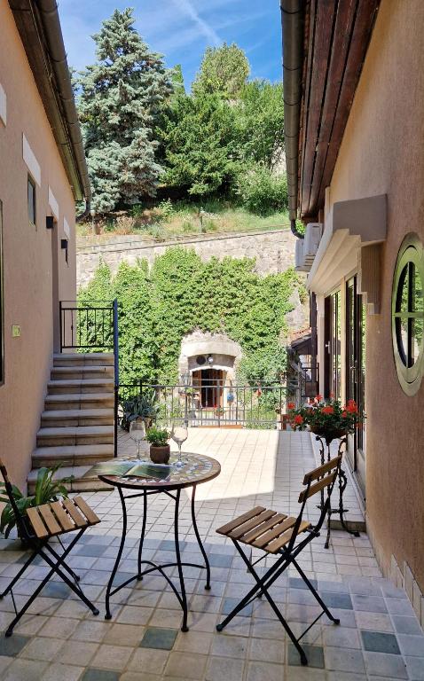 Balkón nebo terasa v ubytování Red Lion Pub & Apartments Szentendre