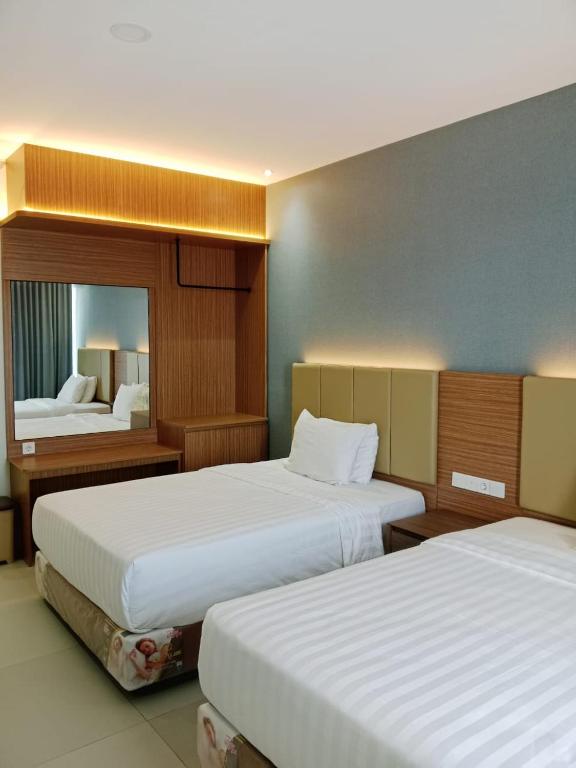 Postel nebo postele na pokoji v ubytování Grand Cahaya Hotel Pangandaran