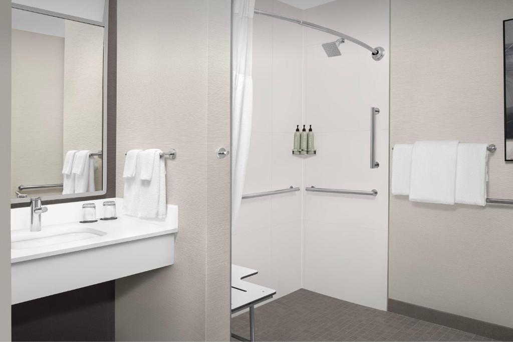 Koupelna v ubytování Courtyard by Marriott Portland Tigard