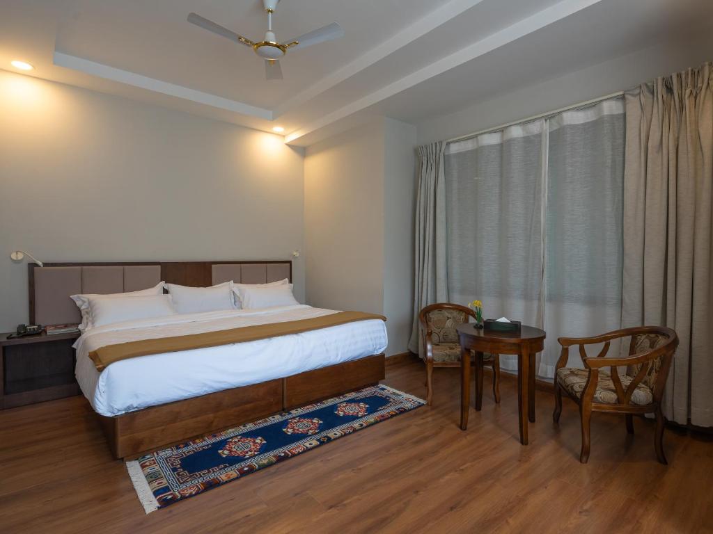 Hotel Samye - Best Hotel In Thimphu - Tweepersoonskamer Met Uitzicht Op De Bergen