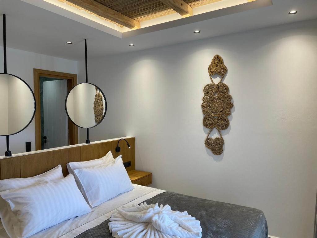 Postel nebo postele na pokoji v ubytování Latramys Suites