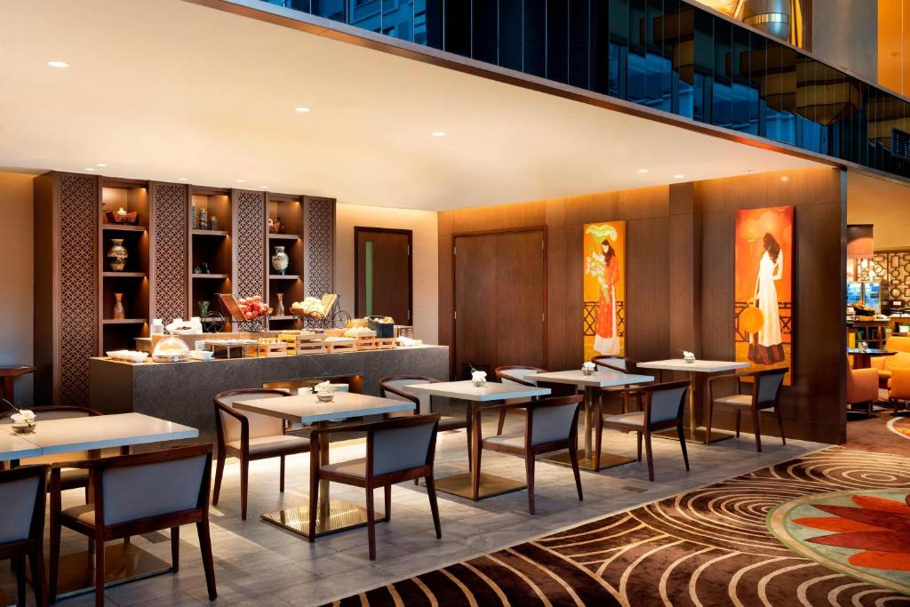 Club lounge access, Larger Suite, 1 King