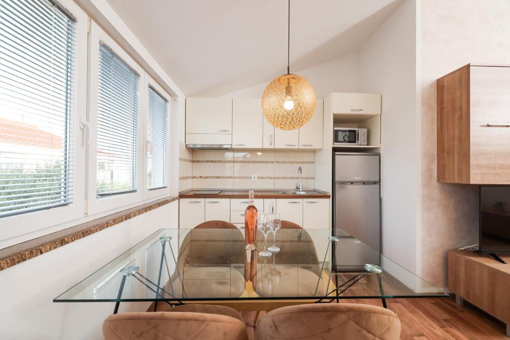 Kuchyň nebo kuchyňský kout v ubytování Apartments Anita