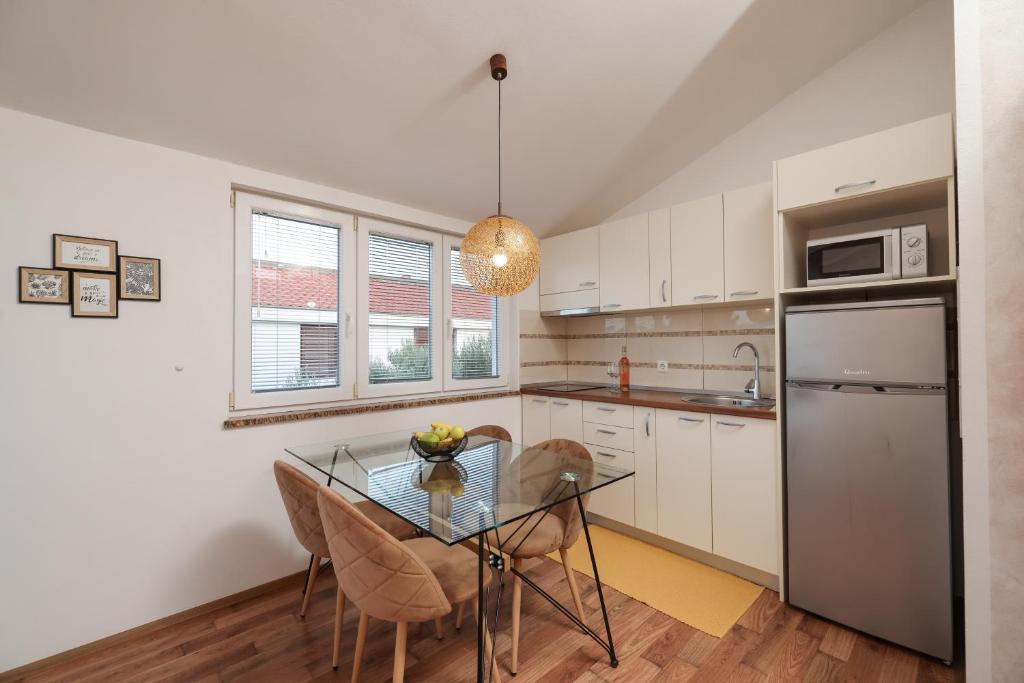 Kuchyň nebo kuchyňský kout v ubytování Apartments Anita