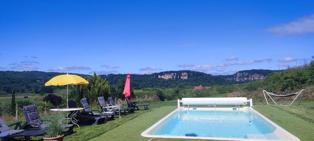 Бассейн в Propriété avec piscine de 2 à 9 personnes, Gîte De Saint Donat, или поблизости