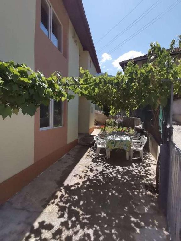 a patio with a table and chairs next to a building at Studia Daniel Pestani in Peštani