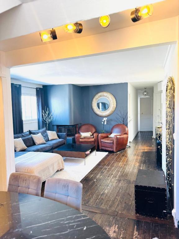 un salon avec un canapé et une table dans l'établissement Smart Normandie, à Deauville