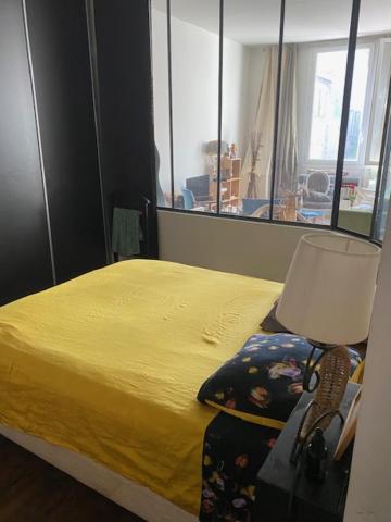 - une chambre avec un lit jaune et une lampe dans l'établissement T4 St Victor - Vieux Port, à Marseille