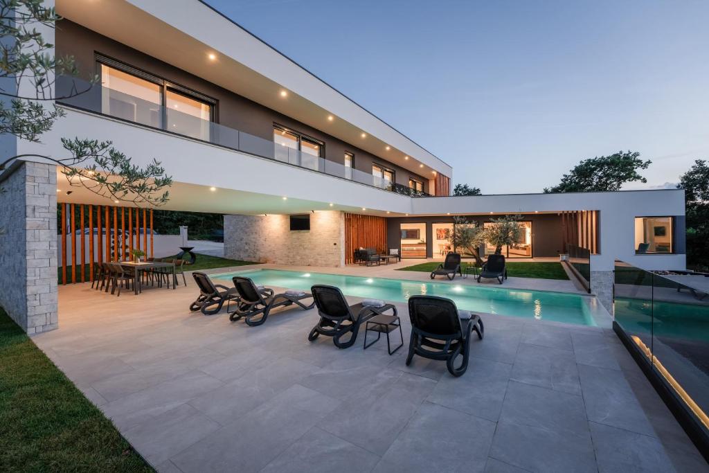 a house with a swimming pool in the backyard at Villa Vista Verde by IstriaLux in Svetvinčenat