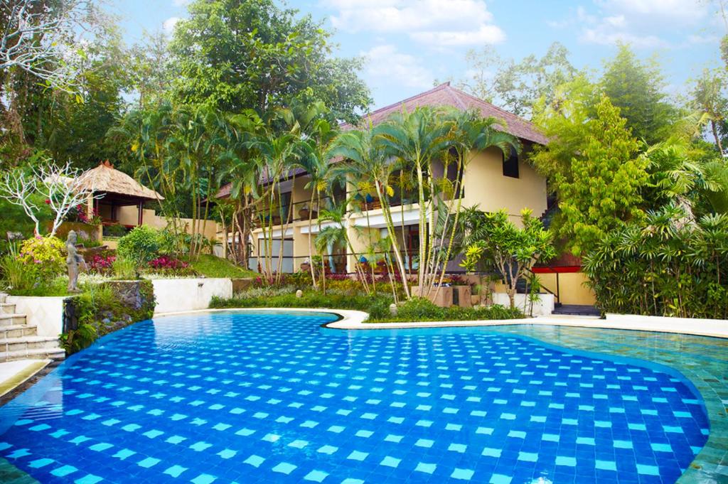 Bazén v ubytování Kupu Kupu Barong Villas and Tree Spa by L’OCCITANE nebo v jeho okolí