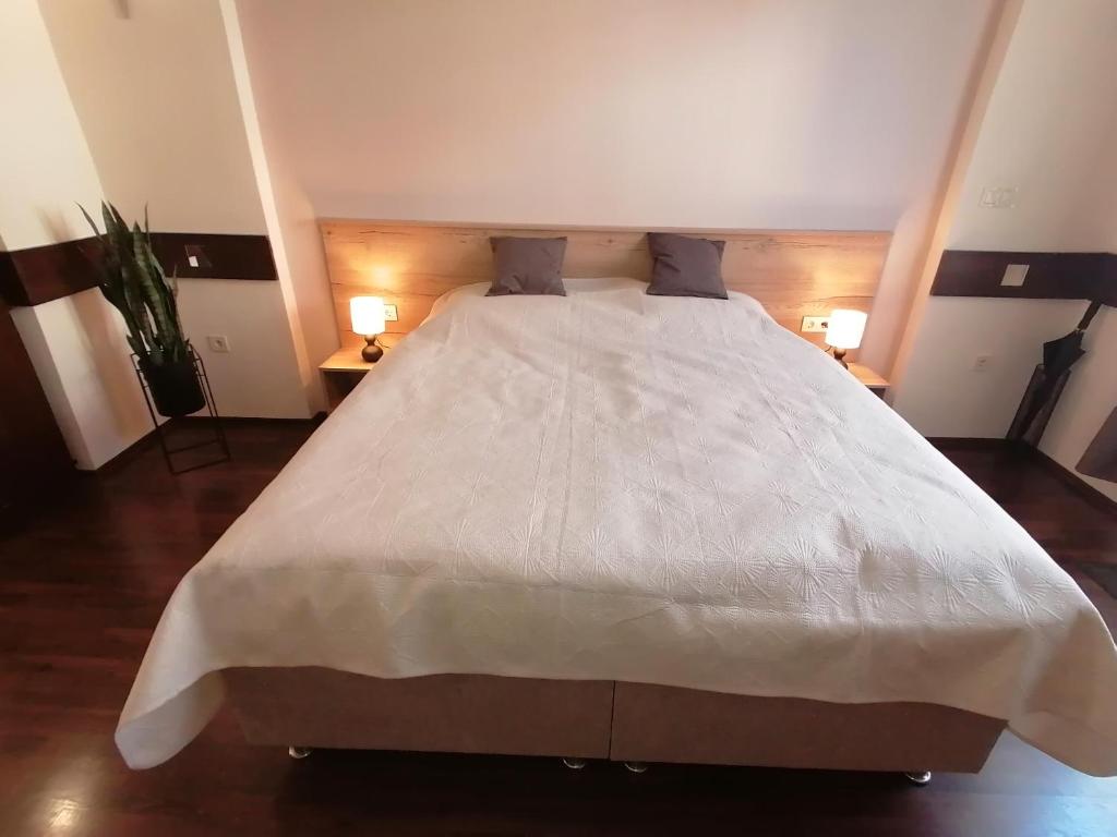 Postel nebo postele na pokoji v ubytování Mohács Korona Apartman