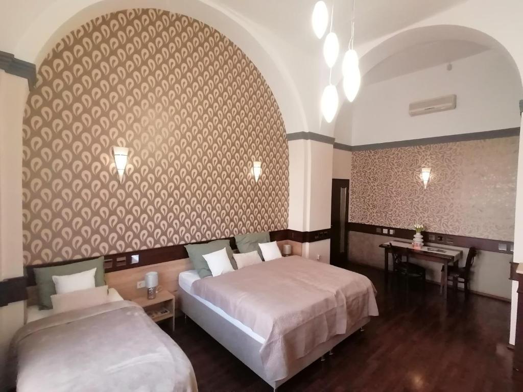 Postel nebo postele na pokoji v ubytování Mohács Korona Apartman