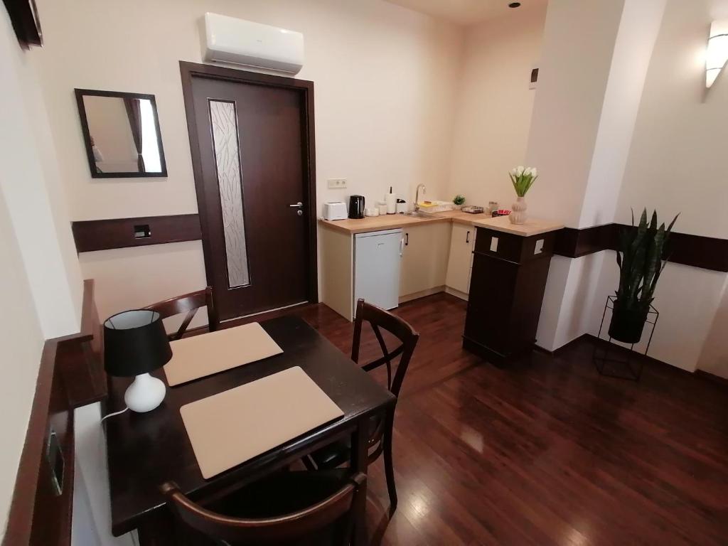 Kuchyň nebo kuchyňský kout v ubytování Mohács Korona Apartman
