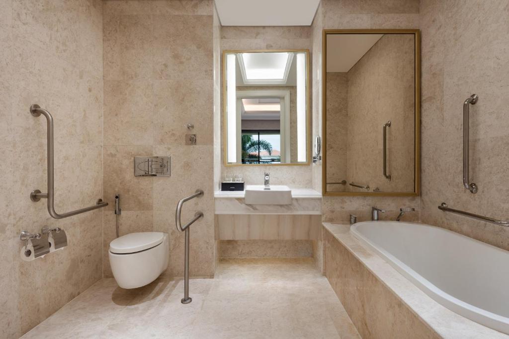 Deluxe, Guest room, 1 King, Pool view