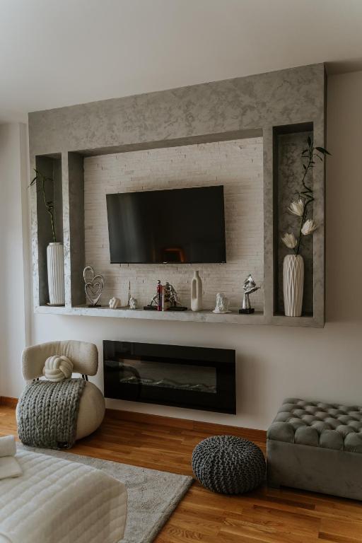 TV i/ili multimedijalni sistem u objektu Fruške 202 studio apartman