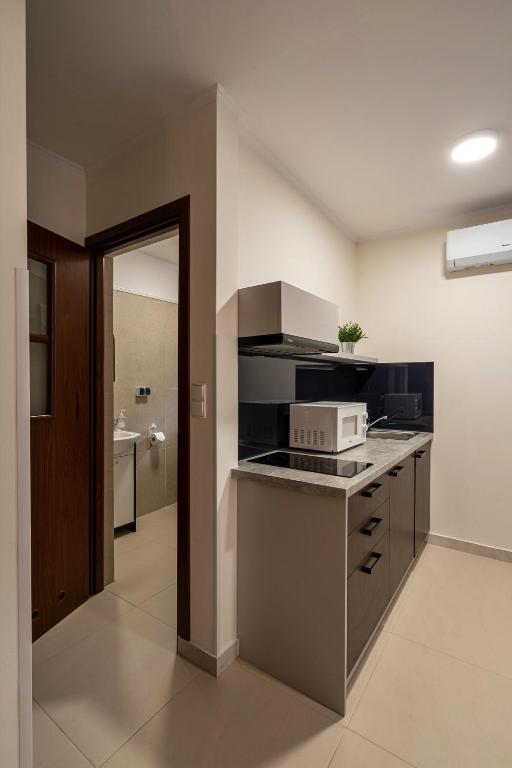 Kuchyňa alebo kuchynka v ubytovaní Apartamenty Wakacyjna Wioska Ngô 20m od Suntago