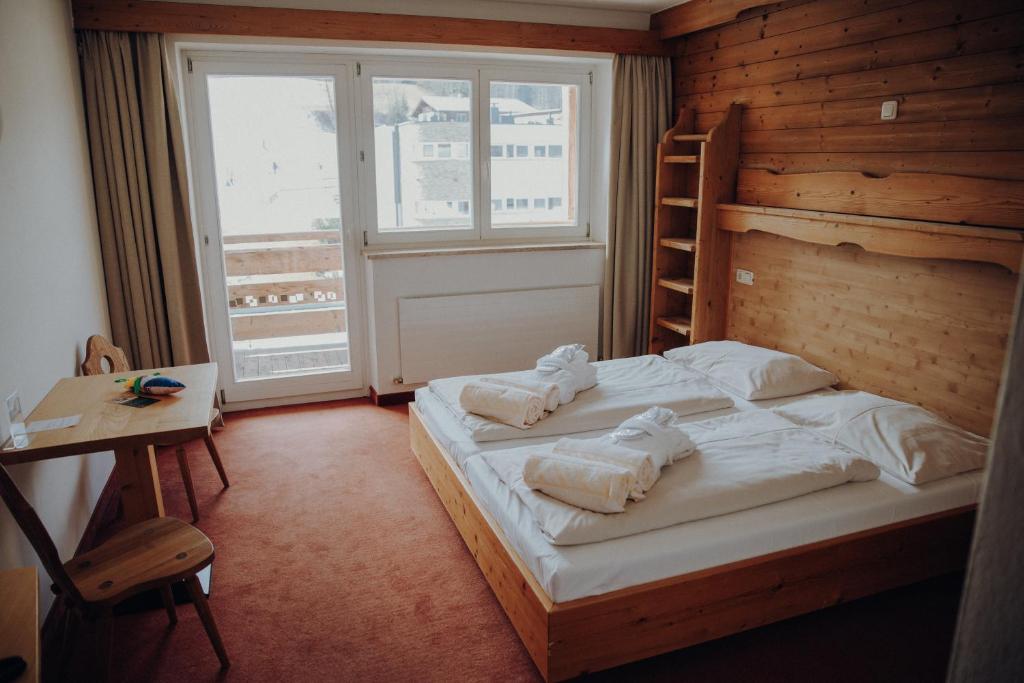 Postel nebo postele na pokoji v ubytování Alpenhotel Kaiserfels