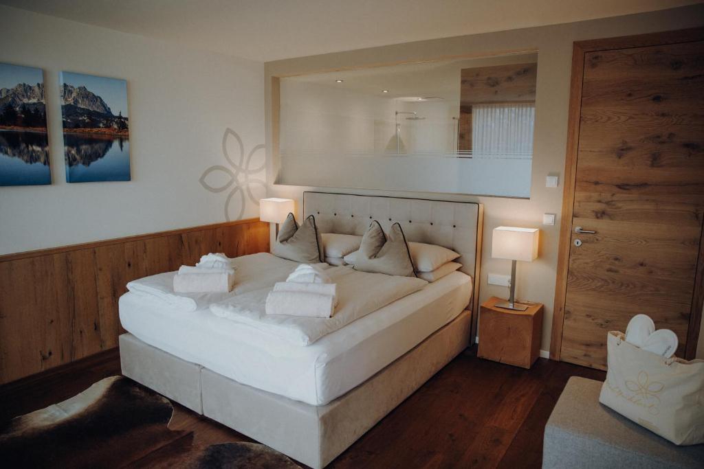 Postel nebo postele na pokoji v ubytování Alpenhotel Kaiserfels