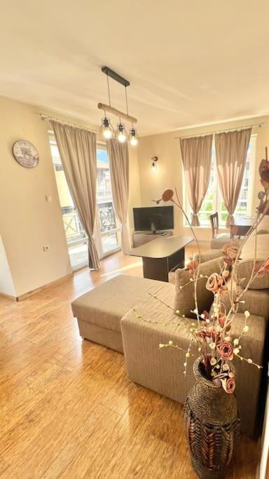 TV a/nebo společenská místnost v ubytování Bojurland Apartment, Bansko