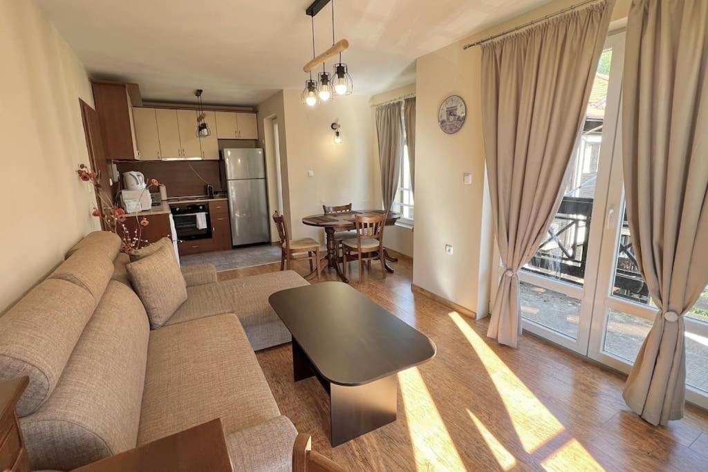Posezení v ubytování Bojurland Apartment, Bansko