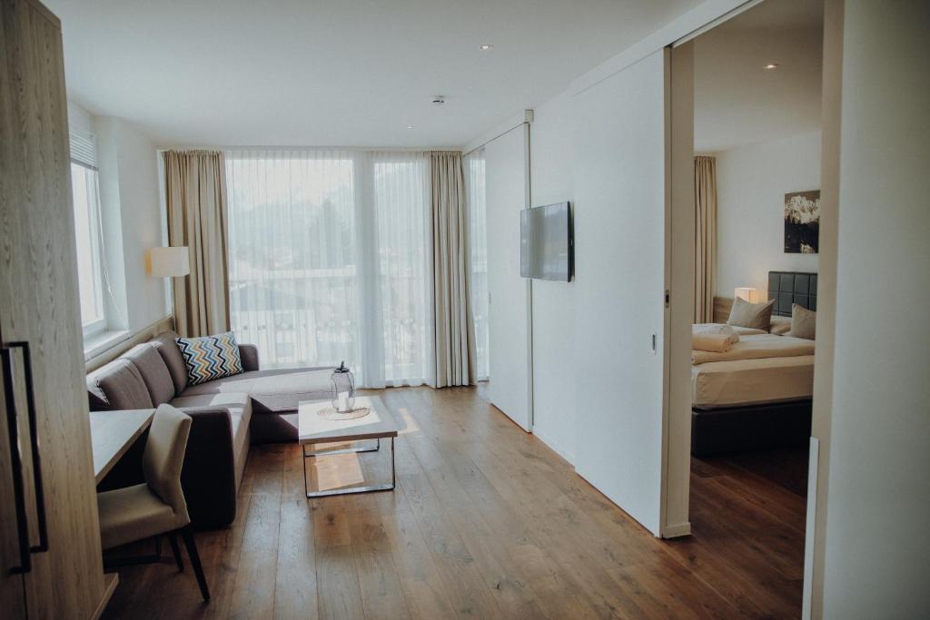 Postel nebo postele na pokoji v ubytování Alpenhotel Kaiserfels