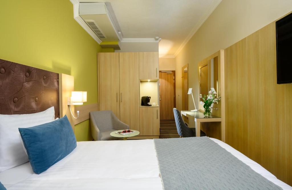 Postel nebo postele na pokoji v ubytování Leonardo Hotel Budapest