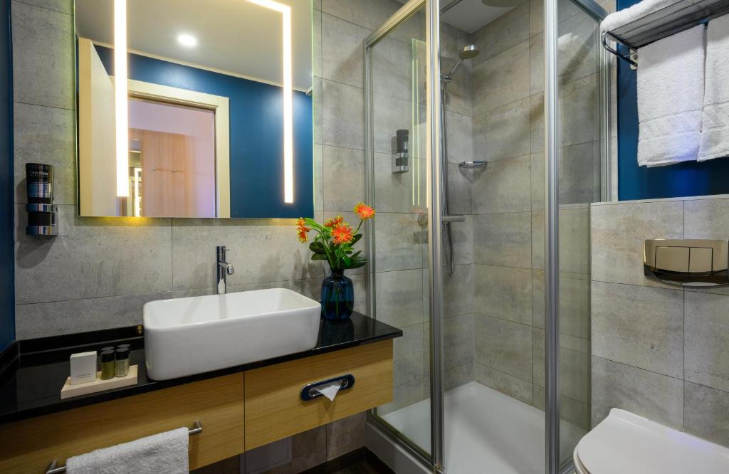 Koupelna v ubytování Leonardo Hotel Budapest