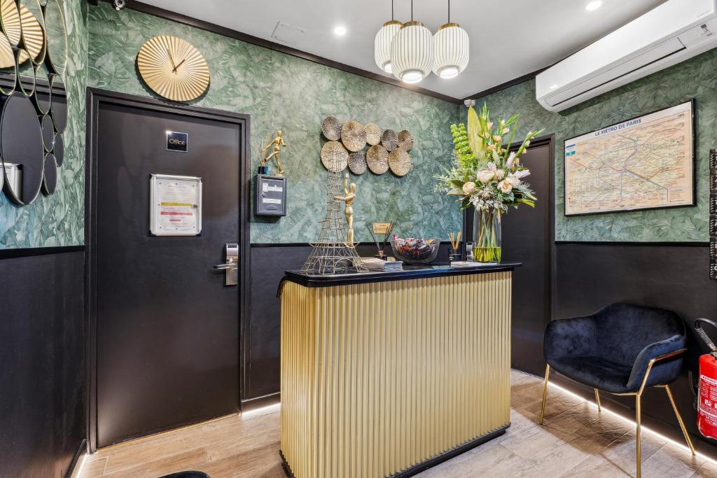 een lobby met een balie en een blauwe stoel bij Résidence AURMAT - Appart - Hôtel - Boulogne - Paris in Boulogne-Billancourt