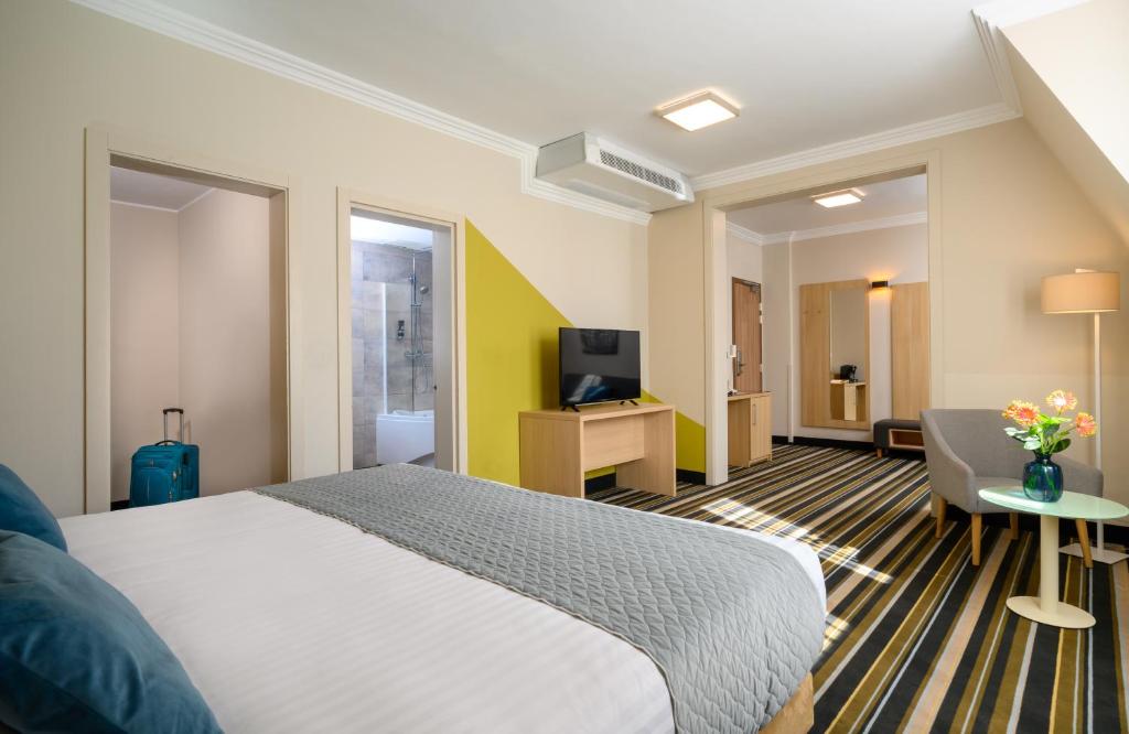 Postel nebo postele na pokoji v ubytování Leonardo Hotel Budapest