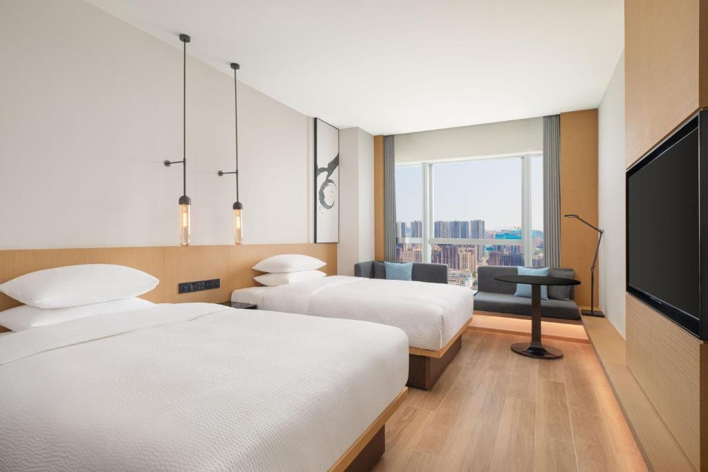 Postel nebo postele na pokoji v ubytování Fairfield by Marriott Shenzhen Bao'an