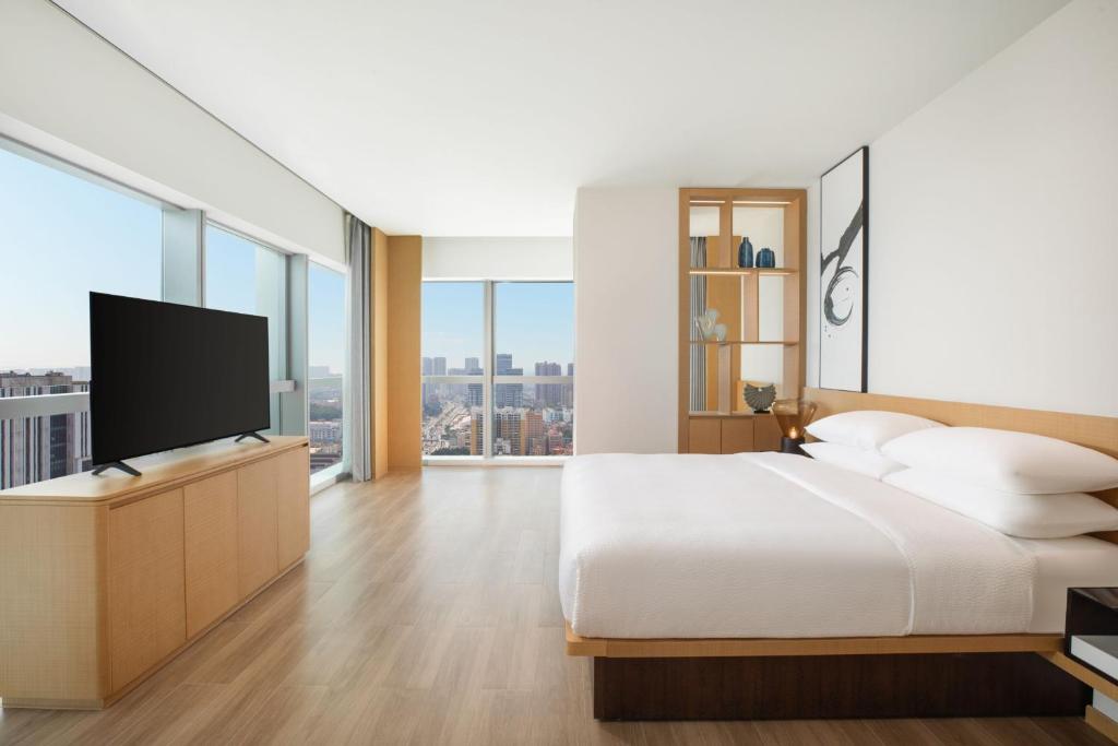 TV a/nebo společenská místnost v ubytování Fairfield by Marriott Shenzhen Bao'an