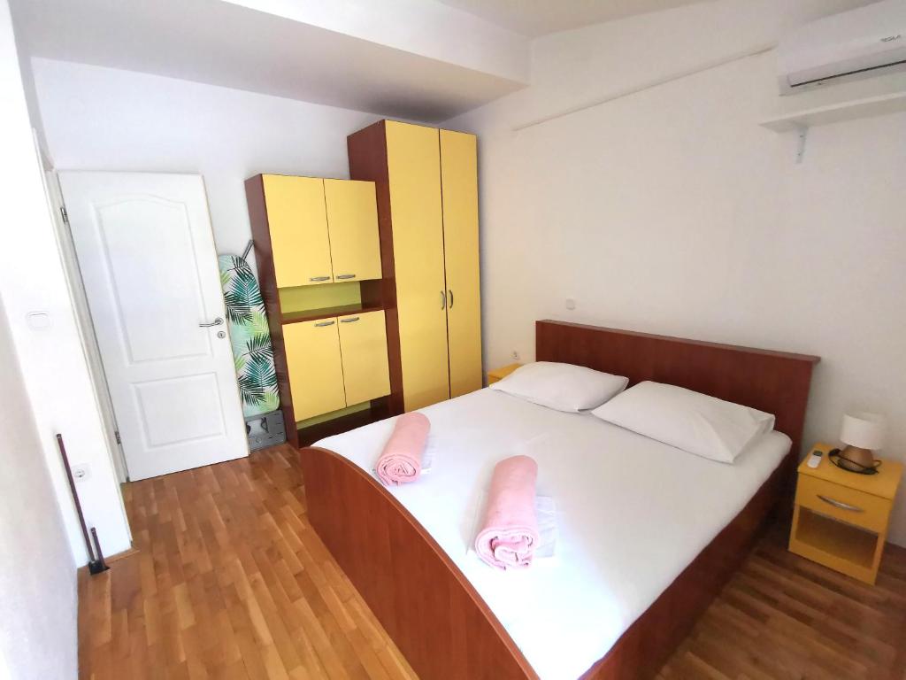 Postel nebo postele na pokoji v ubytování Apartmani Rudelj