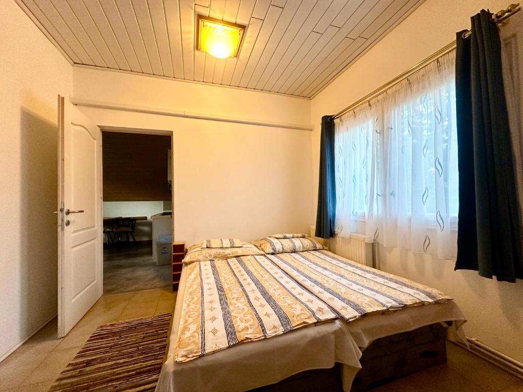 Łóżko lub łóżka w pokoju w obiekcie Rita Apartman Balatonszéplak