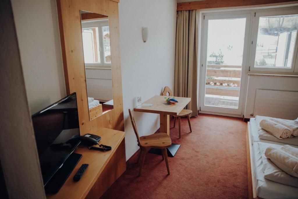 TV a/nebo společenská místnost v ubytování Alpenhotel Kaiserfels
