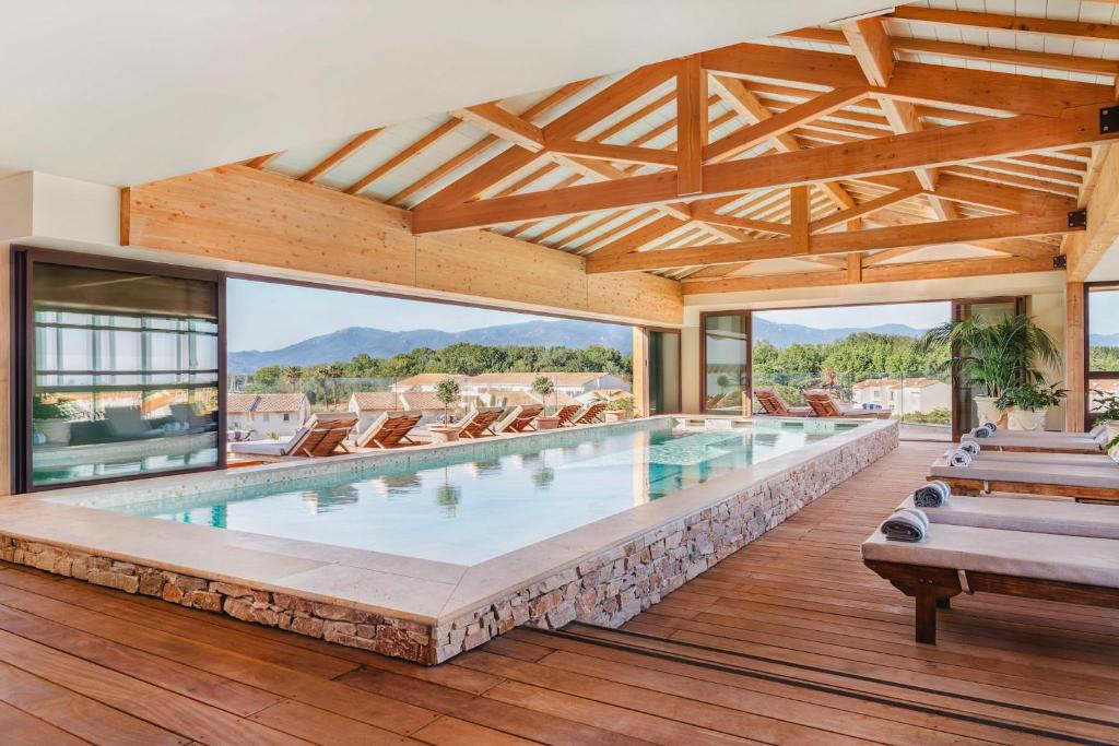 Bazén v ubytování Relais et Châteaux Thalasso & Spa Ile de la Lagune nebo v jeho okolí