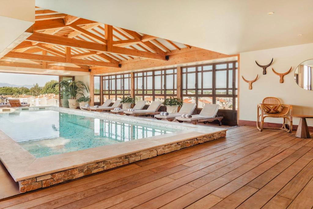 Bazén v ubytování Relais et Châteaux Thalasso & Spa Ile de la Lagune nebo v jeho okolí